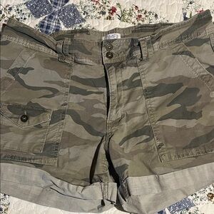 Time and Tru Women's Green Camo Cargo Shorts